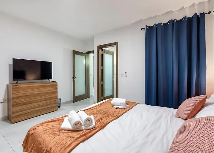 아파트 Luxurious, Spacious In Swieqi *