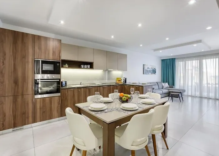 아파트 Luxurious, Spacious In Swieqi *